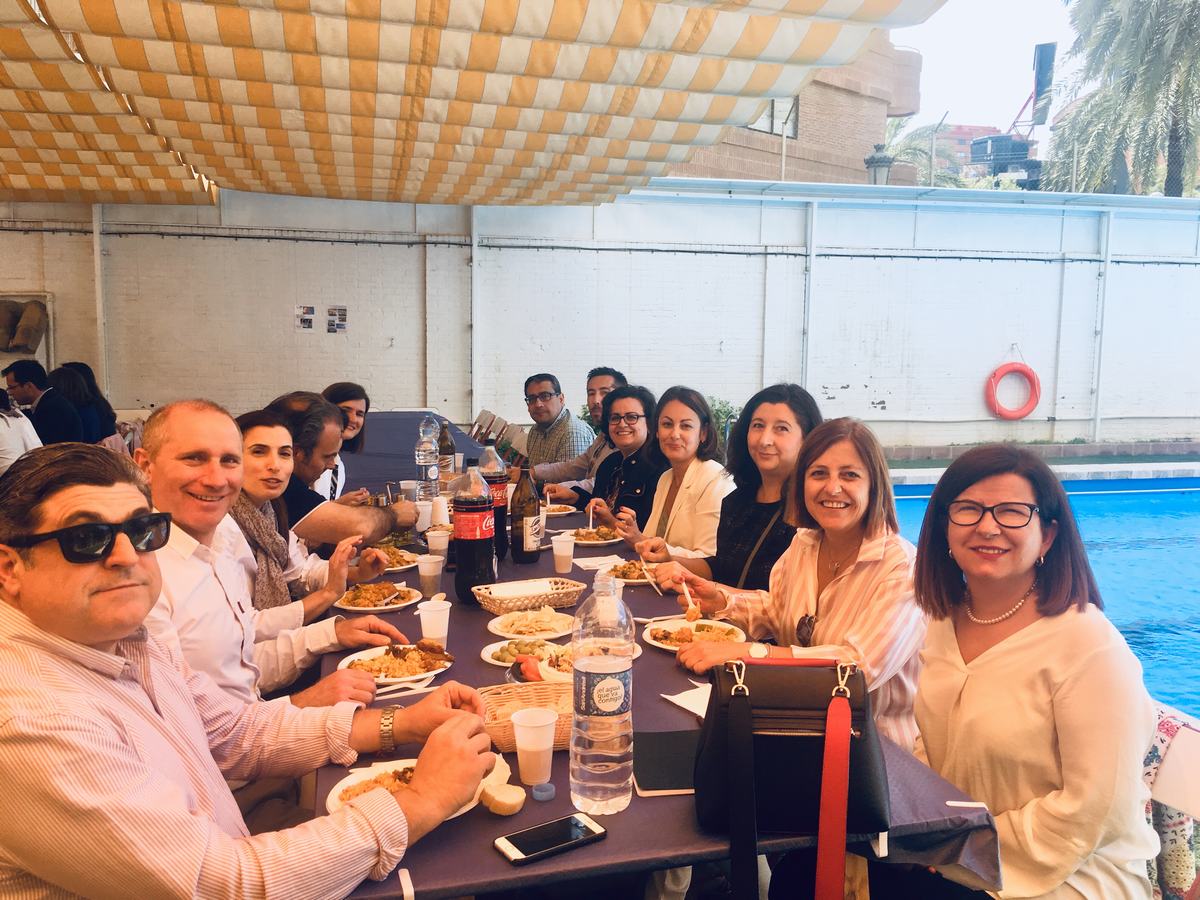 Comidas familiares de fin de curso en la piscina