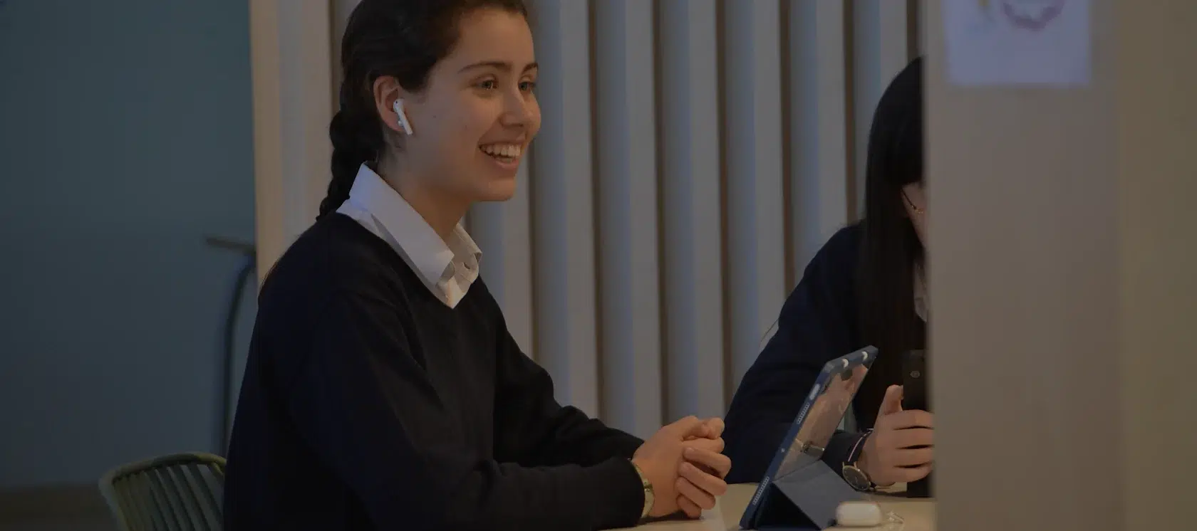 Cerca de cada alumna, desde el primer día