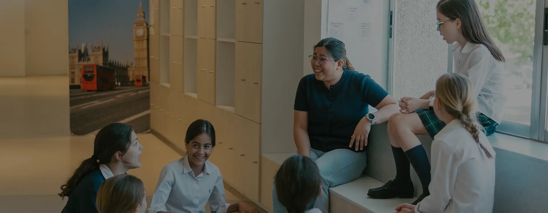 Alumnas conversando en inglés en el colegio