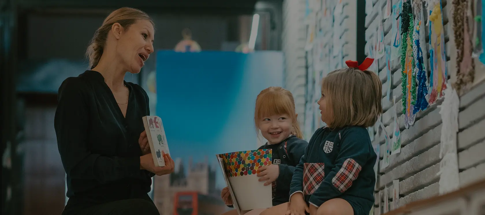 Profesora con alumnas de Infantil en un aula de idiomas