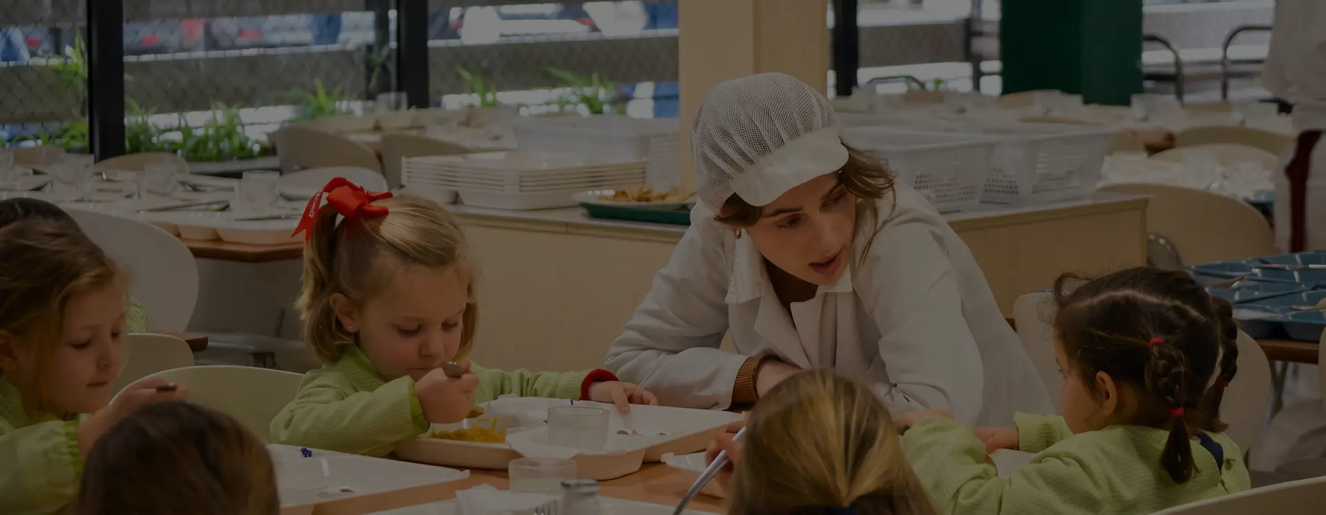 Alumnas participando en actividades de la Escuela de Navidad
