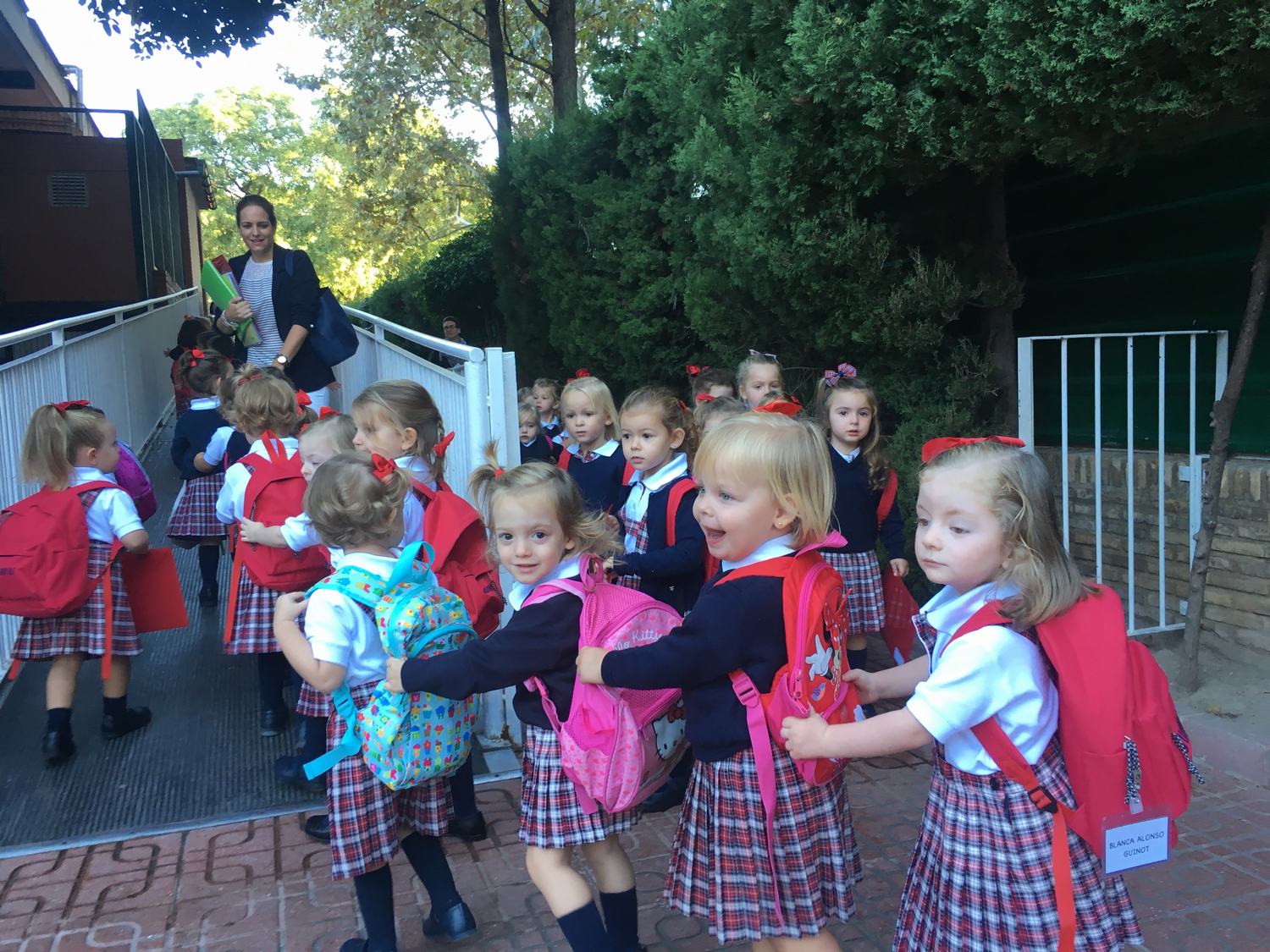 Las alumnas de infantil estrenan uniforme