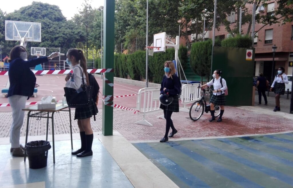 Alumnas de 2º De Bachillerato y 4º de ESO en el colegio