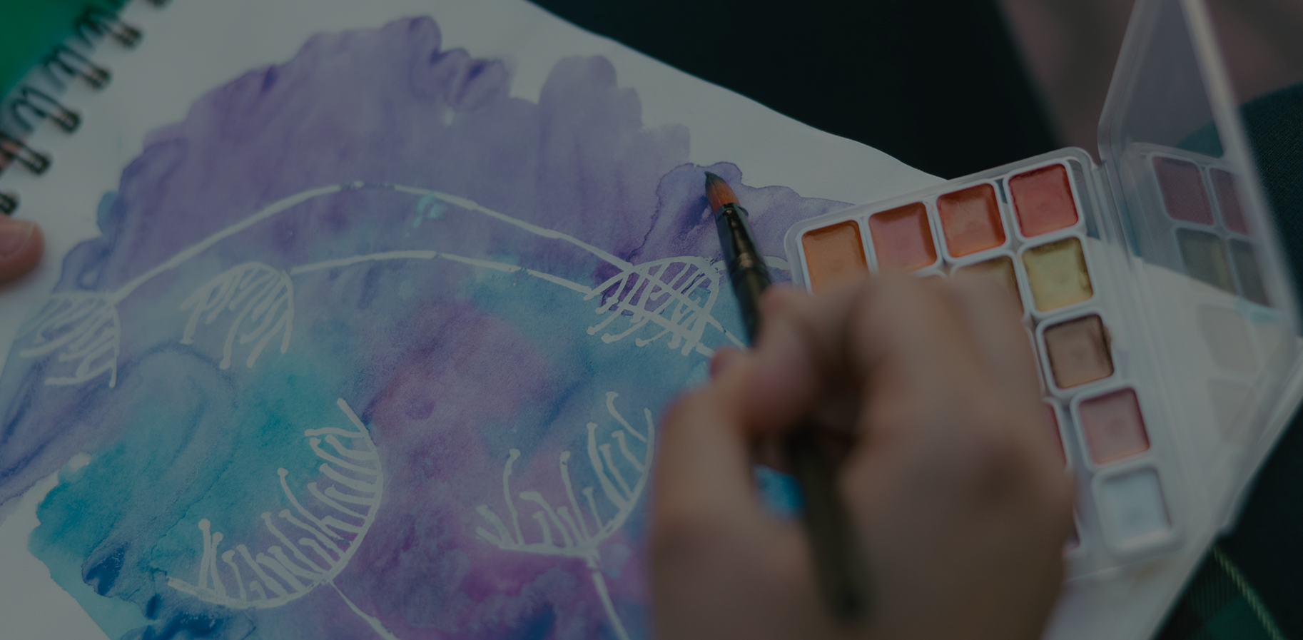 Alumna pintando con acuarelas