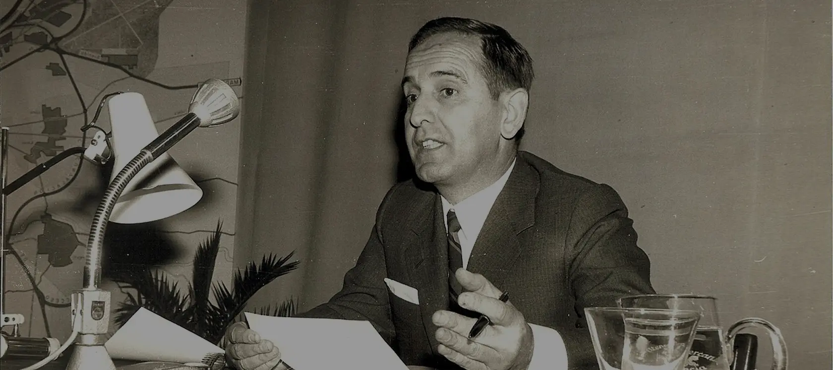Fotografía provisional en escala de grises del arquitecto y el colegio