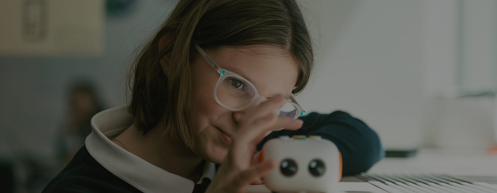 Alumna del programa de altas capacidades trabajando con un robot