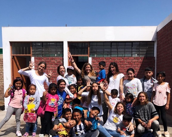 Verano solidario. Antiguas alumnas en Cañete, Perú.